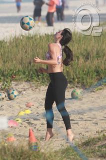 Isis Valverde feet photo thumbnail