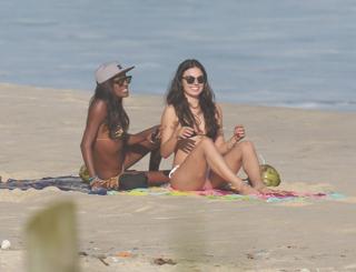 Isis Valverde feet photo thumbnail