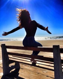 Isis Valverde feet photo thumbnail