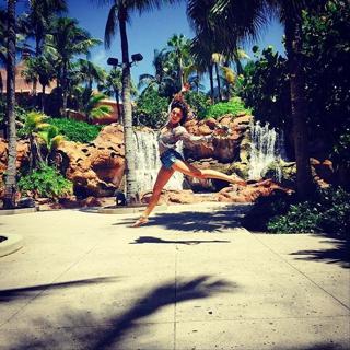 Isis Valverde feet photo thumbnail