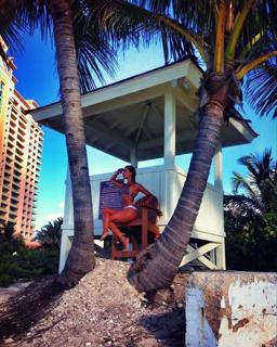 Isis Valverde feet photo thumbnail