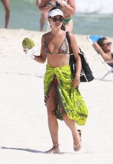 Isis Valverde feet photo thumbnail