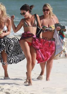 Isis Valverde feet photo thumbnail