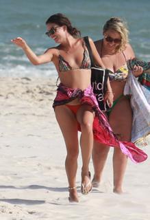Isis Valverde feet photo thumbnail