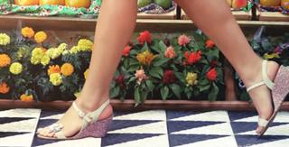 Isis Valverde feet photo thumbnail