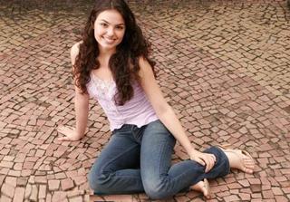 Isis Valverde feet photo thumbnail