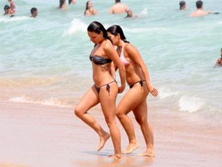 Isis Valverde feet photo thumbnail