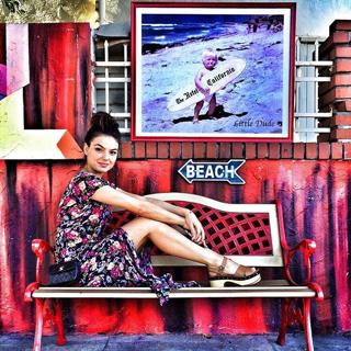 Isis Valverde feet photo thumbnail