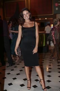 Isis Valverde feet photo thumbnail