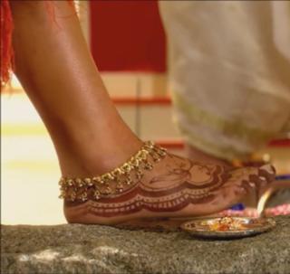 Isis Valverde feet photo thumbnail
