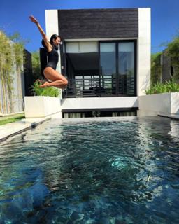 Isis Valverde feet photo thumbnail