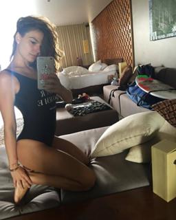 Isis Valverde feet photo thumbnail
