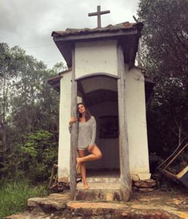 Isis Valverde feet photo thumbnail