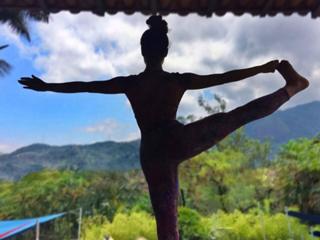 Isis Valverde feet photo thumbnail