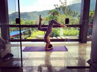 Isis Valverde feet photo thumbnail