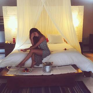 Isis Valverde feet photo thumbnail