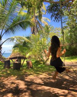 Isis Valverde feet photo thumbnail