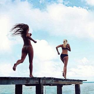 Isis Valverde feet photo thumbnail
