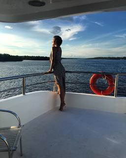 Isis Valverde feet photo thumbnail