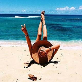 Isis Valverde feet photo thumbnail