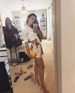 Isis Valverde feet photo thumbnail
