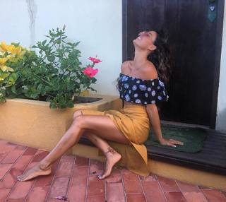 Isis Valverde feet photo thumbnail