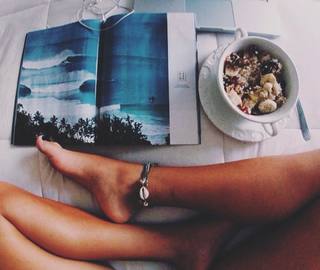 Isis Valverde feet photo thumbnail