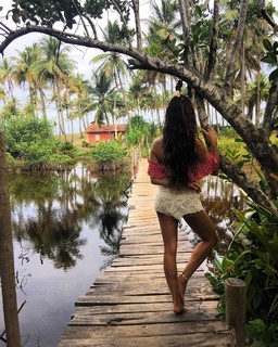 Isis Valverde feet photo thumbnail