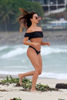 Isis Valverde feet photo thumbnail