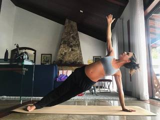 Isis Valverde feet photo thumbnail