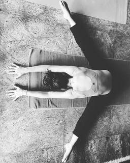 Isis Valverde feet photo thumbnail