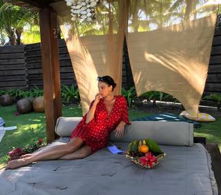 Isis Valverde feet photo thumbnail