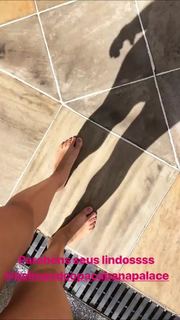 Isis Valverde feet photo thumbnail