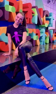 Isis Valverde feet photo thumbnail