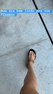 Isis Valverde feet photo thumbnail