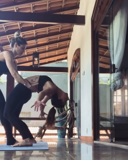 Isis Valverde feet photo thumbnail