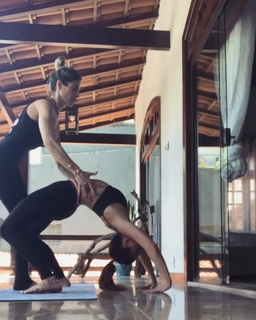 Isis Valverde feet photo thumbnail