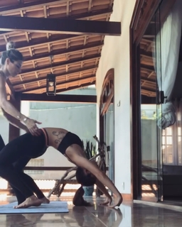 Isis Valverde feet photo thumbnail