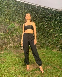 Isis Valverde feet photo thumbnail
