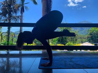 Isis Valverde feet photo thumbnail