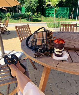 Isis Valverde feet photo thumbnail