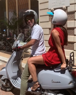 Isis Valverde feet photo thumbnail