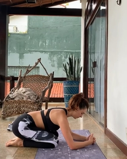 Isis Valverde feet photo thumbnail