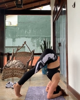 Isis Valverde feet photo thumbnail