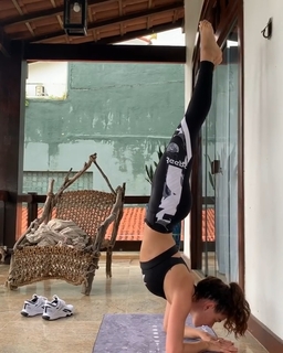 Isis Valverde feet photo thumbnail