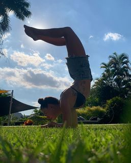Isis Valverde feet photo thumbnail