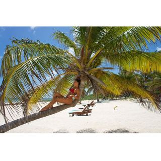Isis Valverde feet photo thumbnail