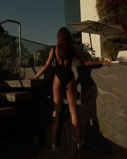 Isis Valverde feet photo thumbnail