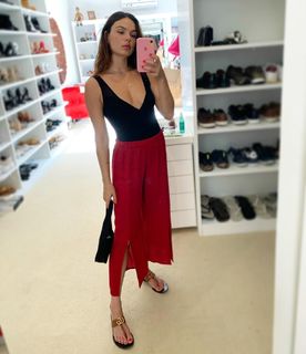 Isis Valverde feet photo thumbnail