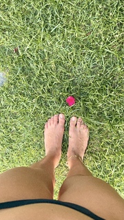 Isis Valverde feet photo thumbnail